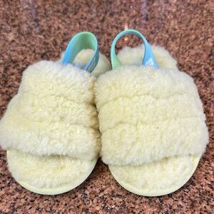 UGG Size 8 Wool Fluff Yeah Cozy Kids Fluffy Slippers with Stretch Back.